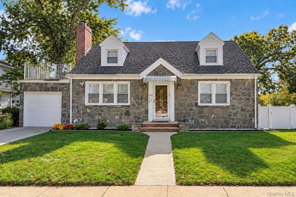 2 Oak Drive, New Hyde Park, NY 11040 — exterior