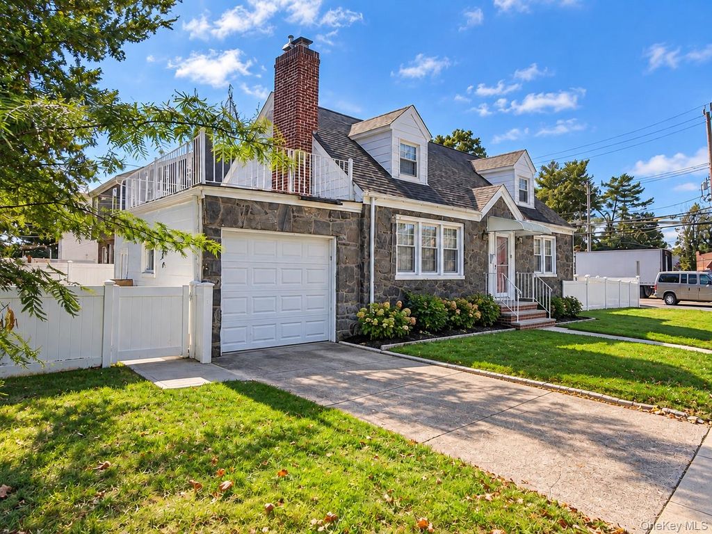 2 Oak Drive, New Hyde Park, NY 11040 — photo 2