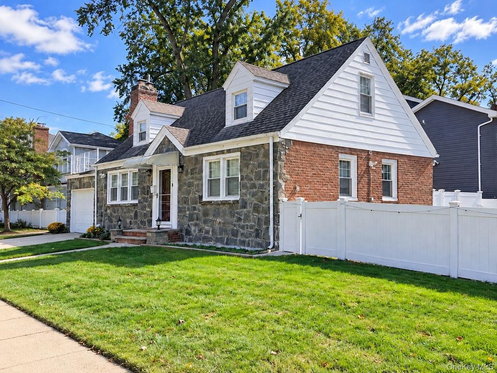 2 Oak Drive, New Hyde Park, NY 11040 — photo 3