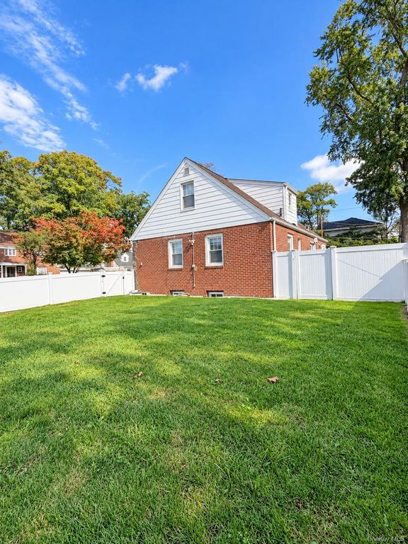 2 Oak Drive, New Hyde Park, NY 11040 — photo 4