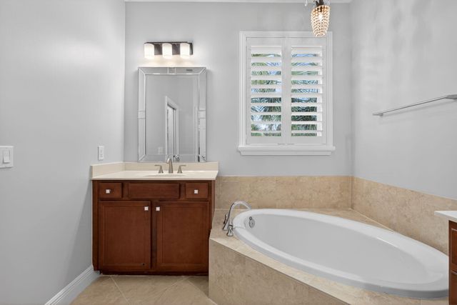 5072 Dulce Court, Palm Beach Gardens, FL 33418