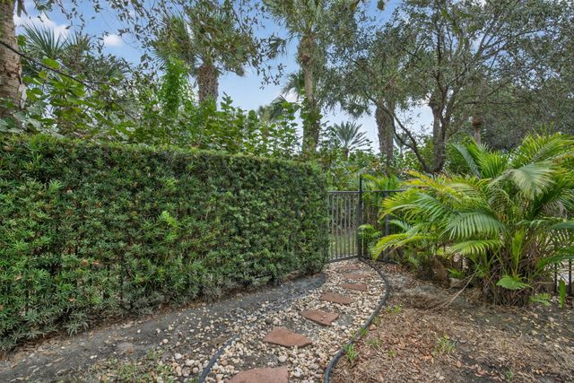 5072 Dulce Court, Palm Beach Gardens, FL 33418