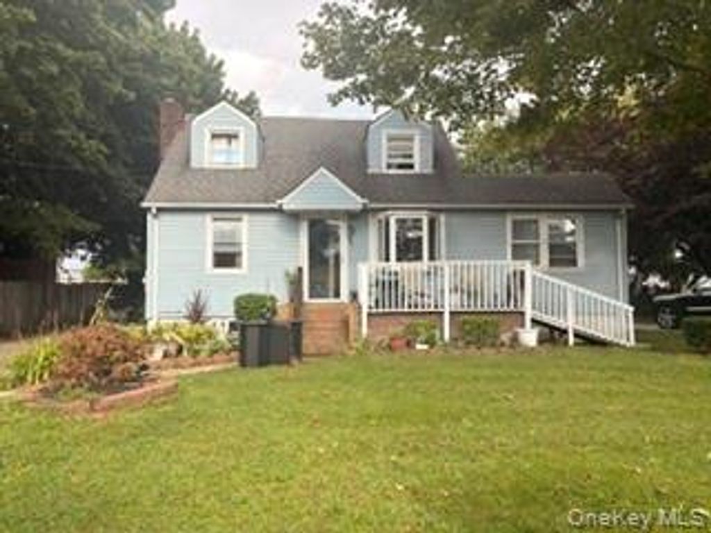 9 N Oak Street, Copiague, NY 11726 — exterior