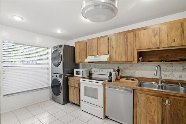 1270 NW 99th Avenue 60, Pembroke Pines, FL 33024