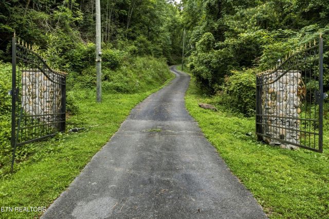 4167 Spring Creek Way, Sevierville, TN 37876