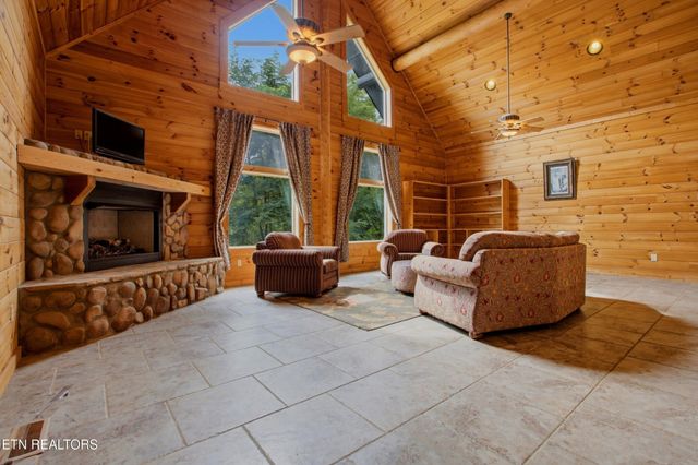 4167 Spring Creek Way, Sevierville, TN 37876
