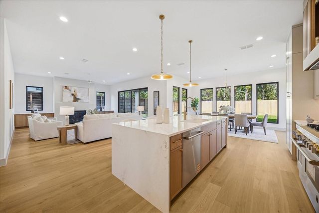 910 W 41st Street, Houston, TX 77018