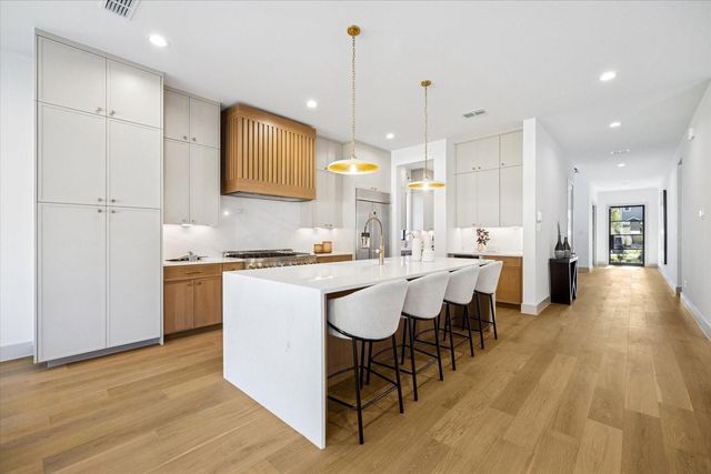 910 W 41st Street, Houston, TX 77018