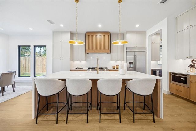 910 W 41st Street, Houston, TX 77018