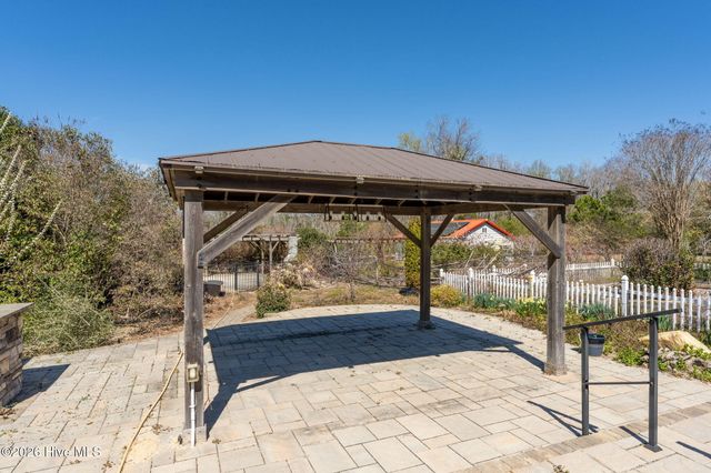 2689 Sloop Point Loop Road, Hampstead, NC 28443