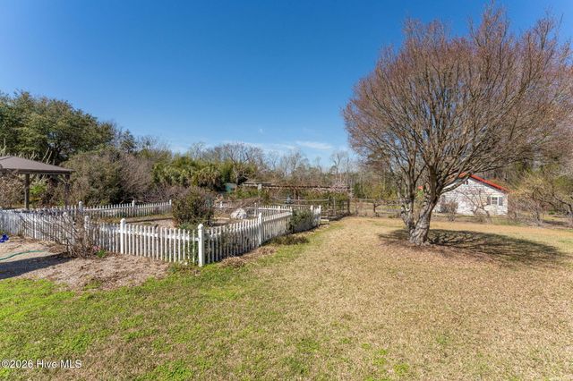 2689 Sloop Point Loop Road, Hampstead, NC 28443