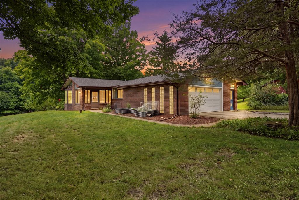 13489 Hyde Road, Hartland, MI 48353