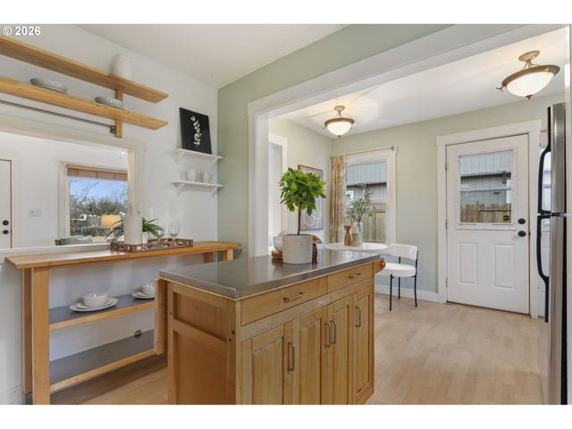 900 W MAIN St, Hillsboro, OR 97123