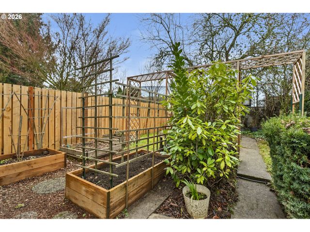 900 W MAIN St, Hillsboro, OR 97123