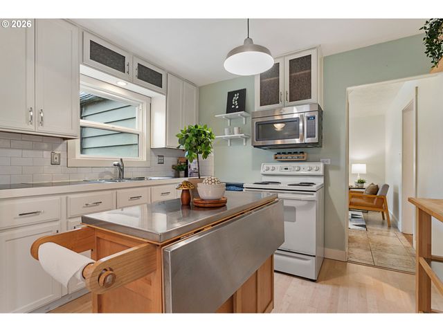 900 W MAIN St, Hillsboro, OR 97123