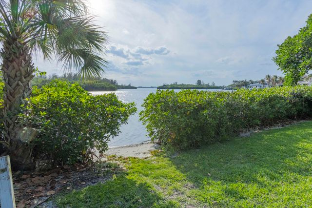 1027 Mangrove Lane, Vero Beach, FL 32963