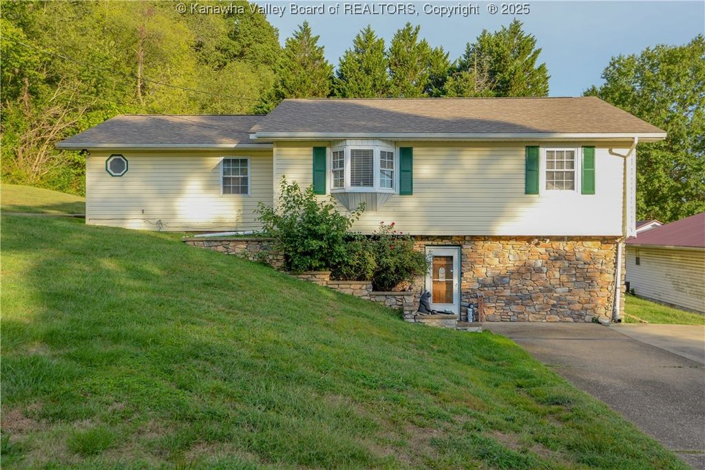 50 Armentruot Road, Poca, WV 25159