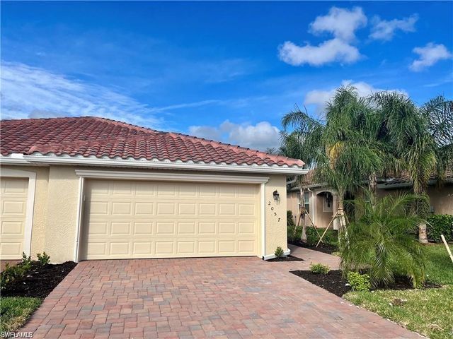 2057 Tamarron LN, Naples, FL 34120
