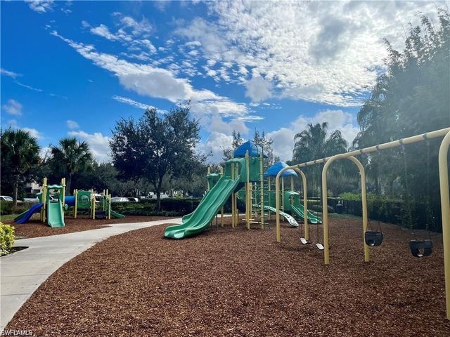 2057 Tamarron LN, Naples, FL 34120