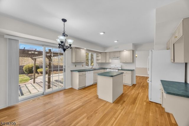 8 Flagg Way, Hillsborough Twp., NJ 08844