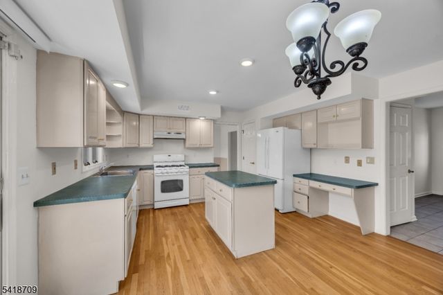 8 Flagg Way, Hillsborough Twp., NJ 08844