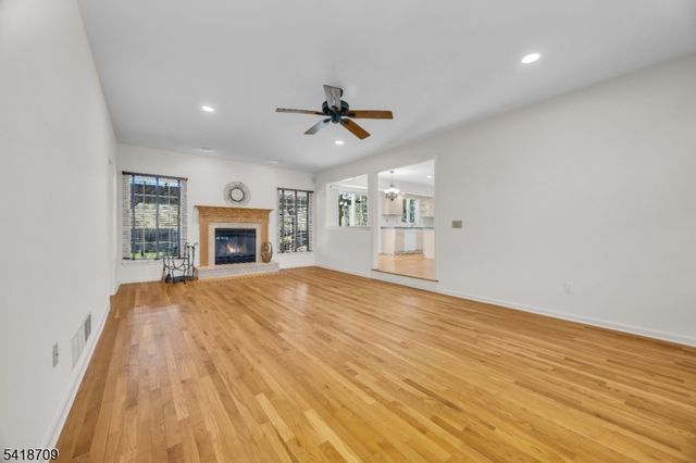 8 Flagg Way, Hillsborough Twp., NJ 08844