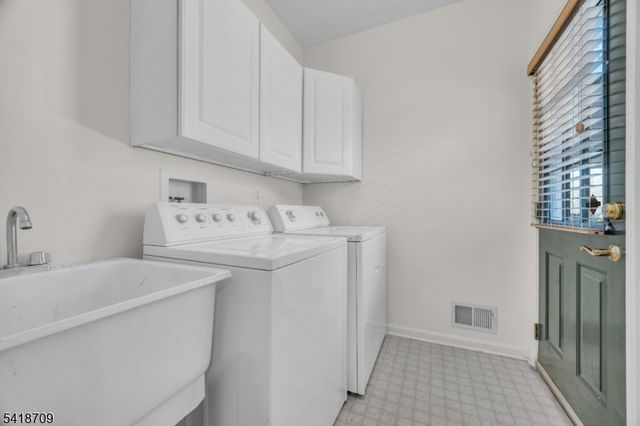 8 Flagg Way, Hillsborough Twp., NJ 08844