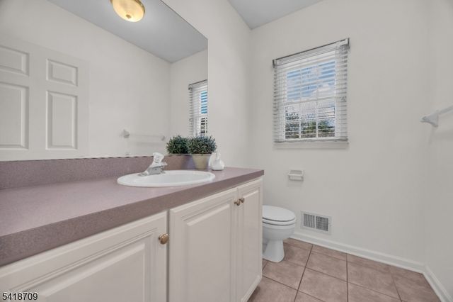 8 Flagg Way, Hillsborough Twp., NJ 08844