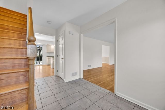 8 Flagg Way, Hillsborough Twp., NJ 08844