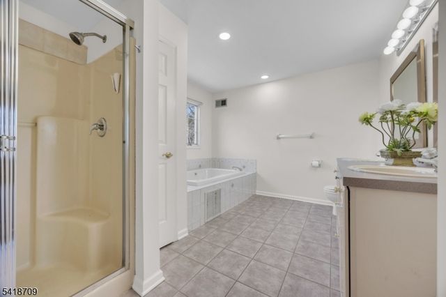 8 Flagg Way, Hillsborough Twp., NJ 08844