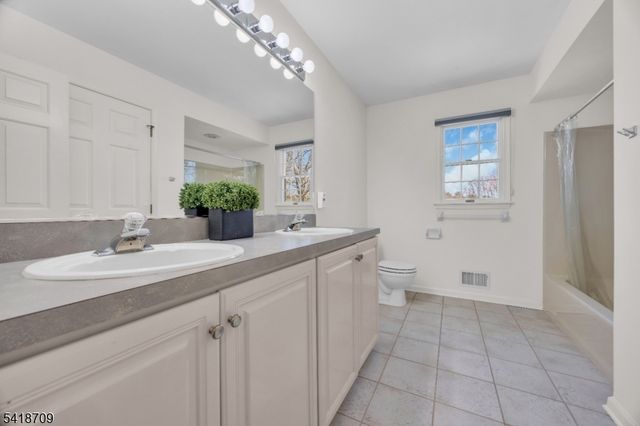 8 Flagg Way, Hillsborough Twp., NJ 08844