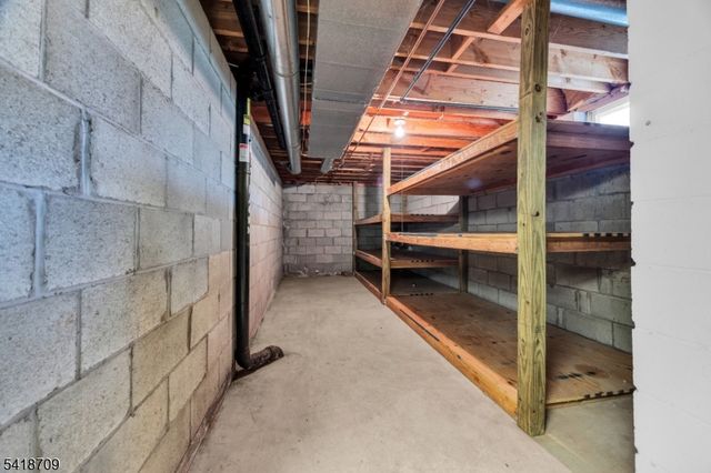 8 Flagg Way, Hillsborough Twp., NJ 08844