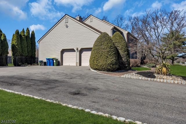 8 Flagg Way, Hillsborough Twp., NJ 08844