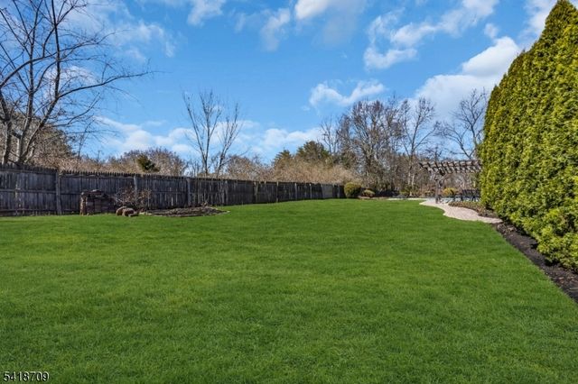 8 Flagg Way, Hillsborough Twp., NJ 08844