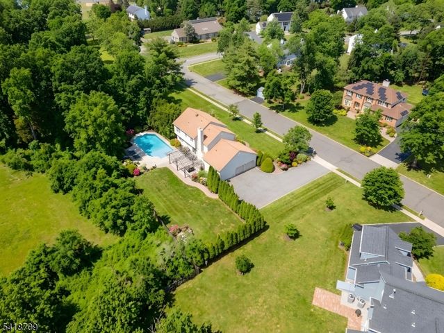 8 Flagg Way, Hillsborough Twp., NJ 08844