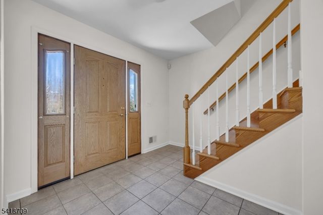 8 Flagg Way, Hillsborough Twp., NJ 08844