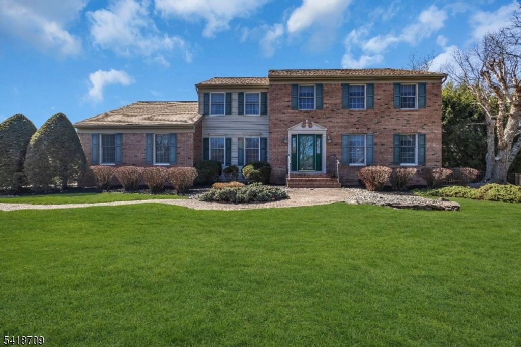 8 Flagg Way, Hillsborough Twp., NJ 08844