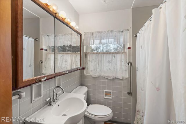 4298 Farmcrest Street, Burton, MI 48509