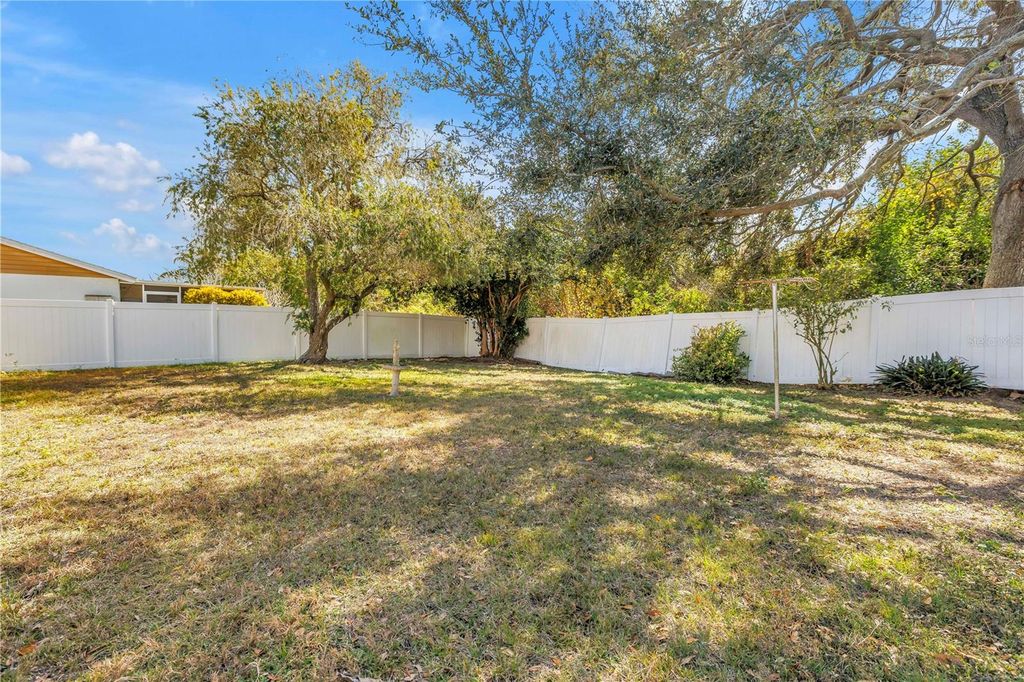 Image 11 of property listing at 601 6TH AVENUE SE, Largo, FL 33771