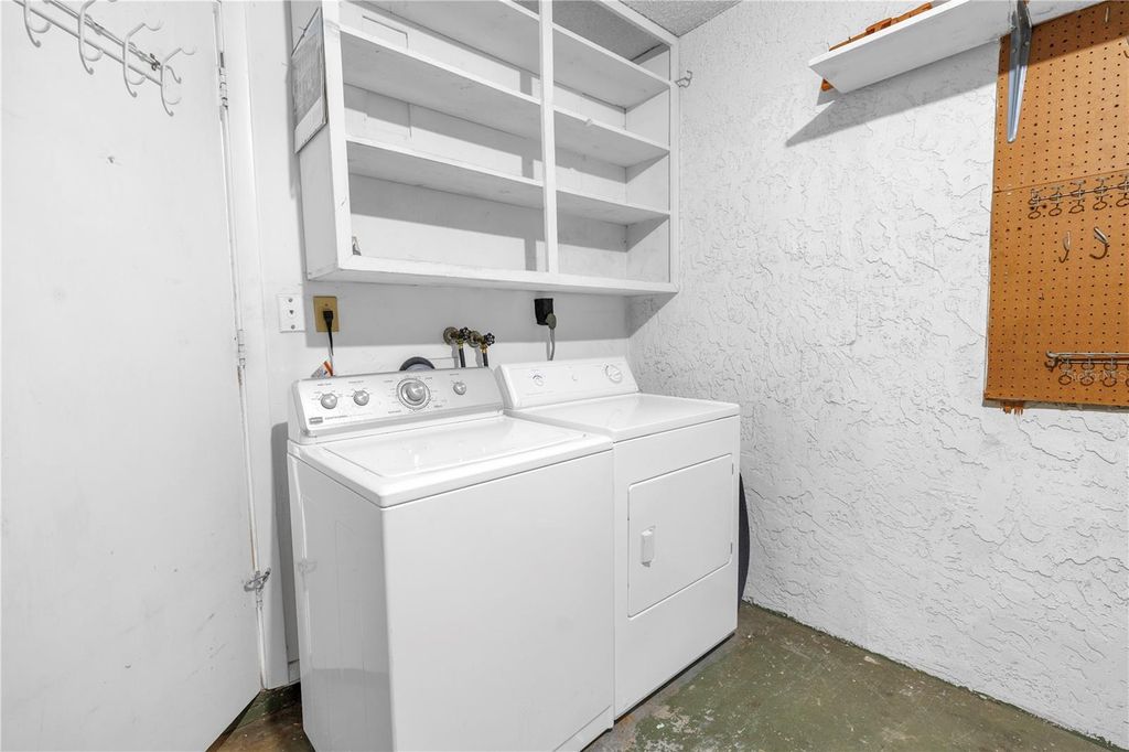 Image 15 of property listing at 601 6TH AVENUE SE, Largo, FL 33771