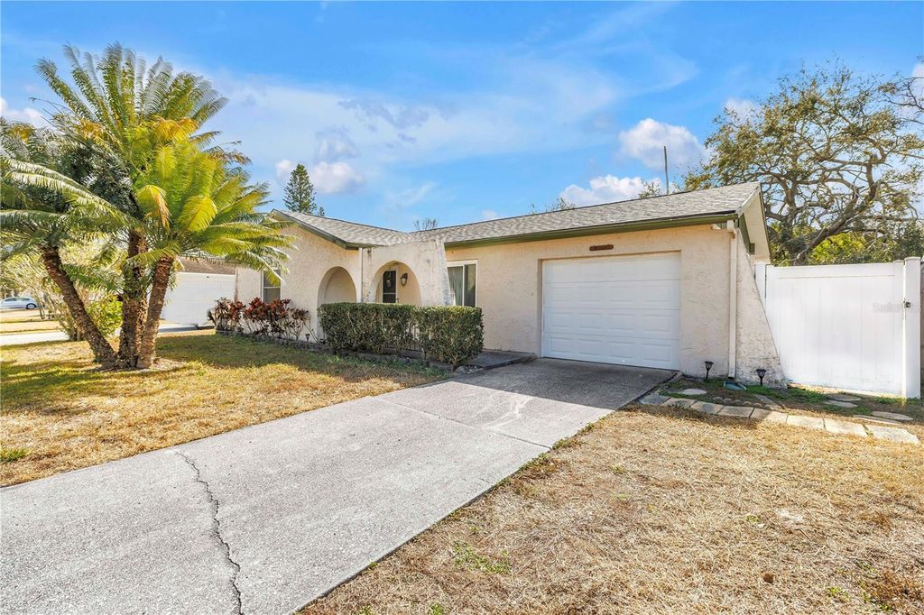 Image 16 of property listing at 601 6TH AVENUE SE, Largo, FL 33771