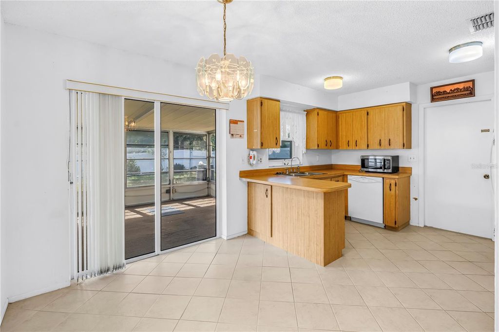 Image 4 of property listing at 601 6TH AVENUE SE, Largo, FL 33771