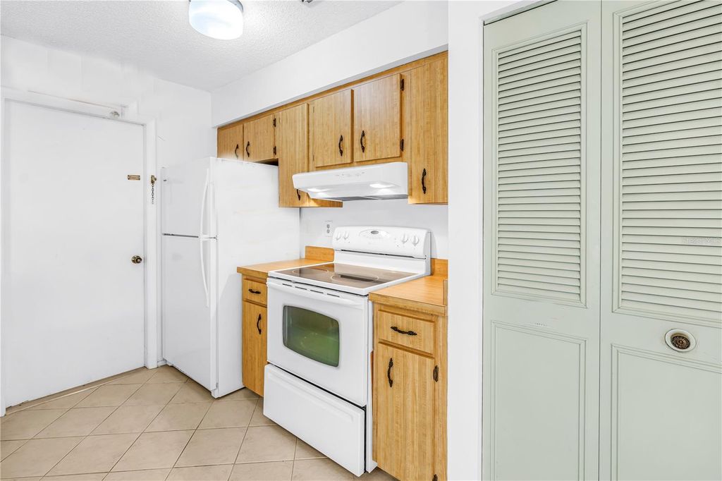 Image 5 of property listing at 601 6TH AVENUE SE, Largo, FL 33771