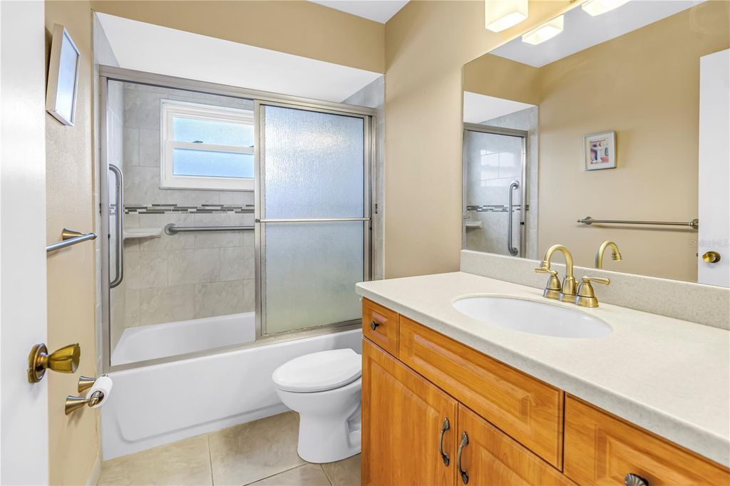 Image 6 of property listing at 601 6TH AVENUE SE, Largo, FL 33771