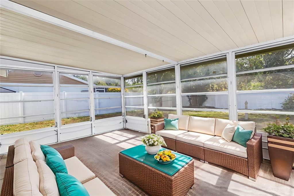 Image 9 of property listing at 601 6TH AVENUE SE, Largo, FL 33771