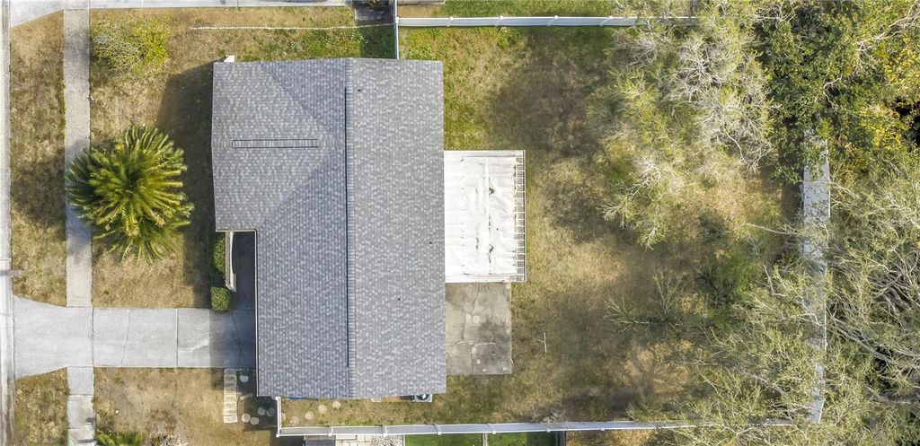 Image 10 of property listing at 601 6TH AVENUE SE, Largo, FL 33771