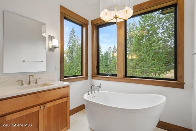 180 Ironstone Dr, Sandpoint, ID 83864