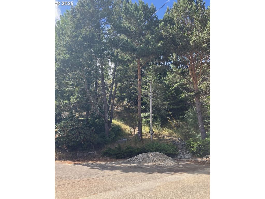 Fir St 06800, North Bend, OR 97459