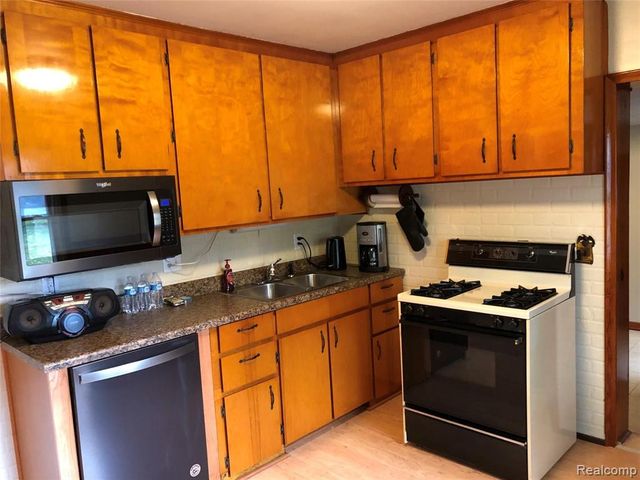 2111 W 14 Mile Road, Royal Oak, MI 48073