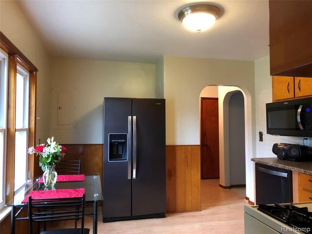 2111 W 14 Mile Road, Royal Oak, MI 48073